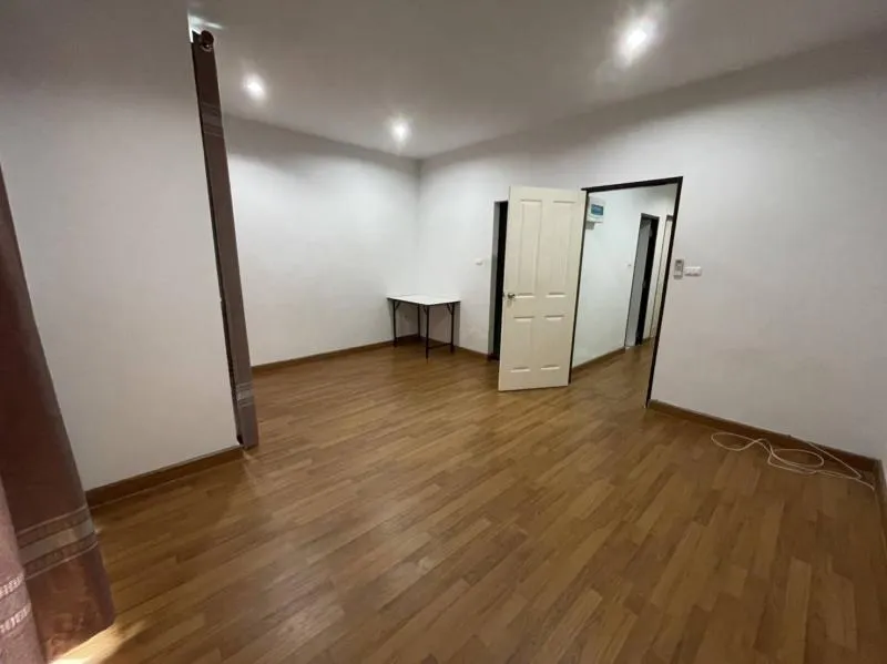 รูปที่3 ต้องการขายบ้านพร้อมที่ดิน ห้วยกะปิ เมืองชลบุรี ราคา 1,900,000 บาท