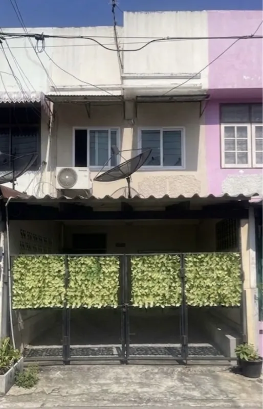 ทาวน์เฮ้าส์ หมู่บ้าน รุ่งเรืองเฮ้าส์ ซอย พหลโยธิน 54 ( ใกล้สถานี BTS สะพานใหม่ )