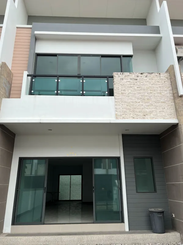 ขายด่วน! ทาวน์โฮม 2 ชั้น โครงการ Living Residence รังสิต-ราชพฤกษ์ ติดถนนใหญ่ ใกล้รถไฟฟ้าสายสีแดง 5 นาที  เหมาะสำหรับผู้ที่ต้องการความเป็นส่วนตัว