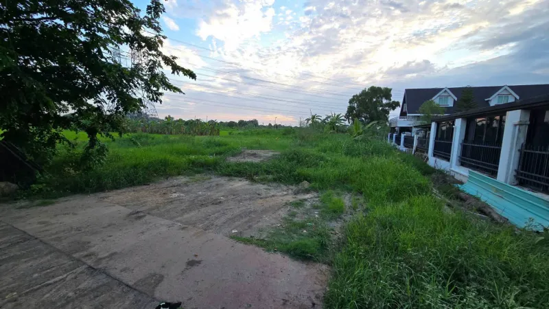 ขายด่วนที่ดินใกล้รร.บ้านคลองฝรั่ง 355 ตรว ติดถนนสาธารณะ ถมแล้ว ซ.รร.บ้านคลองฝรั่ง ไทรน้อย  นนทบุรี