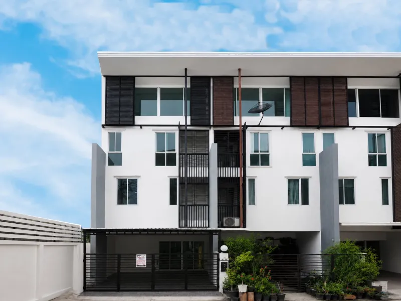 ขายราคาพิเศษ ทาวน์โฮม 3.5 ชั้น ม.ดิแอททิค ขนาด 23.1 ตร.ว. 5 ห้องนอน 3 ห้องน้ำ บ้านสไตล์โมเดิล ทำเลหลังริม ต้นโครงการ ฟังชั่นบ้านดีเยี่ยม รีโนเวทใหม่ทั้งหลัง พร้อมเฟอร์ เข้าอยู่ได้ทันที [แจ้งวัฒนะ]