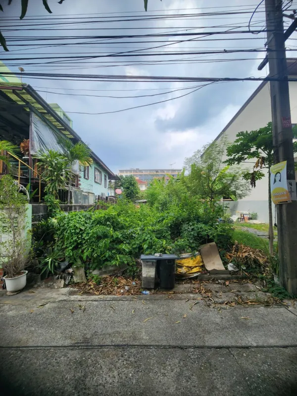 ขายที่ดินเปล่า ซอยลาดพร้าว 136  ทำเลศักยภาพ ใกล้รถไฟฟ้าและแหล่งอำนวยความสะดวก