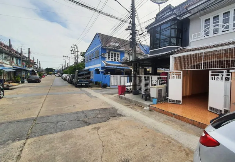 รูปที่2 ต้องการขายทาวน์โฮม บางรักพัฒนา บางบัวทอง ราคา 1,400,000 บาท