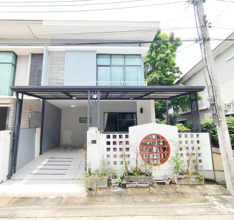 ทาวน์โฮม 2 ชั้น ติดถนนสายไหม แต่งสวย หลังมุม หมู่บ้าน พฤกษาวิลล์ 64 พื้นที่ 21.9 ตรว. 3 ห้องนอน 2 ห้องน้ำ ต่อเติมหลังคาจอดรถและห้องด้านหลัง พร้อมอยู่สุดๆ