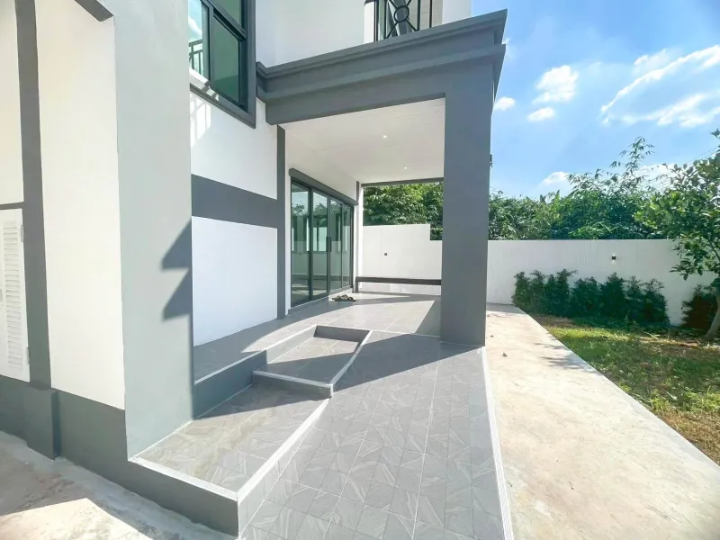 รูปที่2 ต้องการขายบ้านพร้อมที่ดิน คลองจั่น เขตบางกะปิ ราคา 8,990,000 บาท