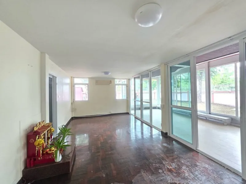 รูปที่8 ต้องการขายบ้านพร้อมที่ดิน บางจาก เขตพระโขนง ราคา 31,500,000 บาท