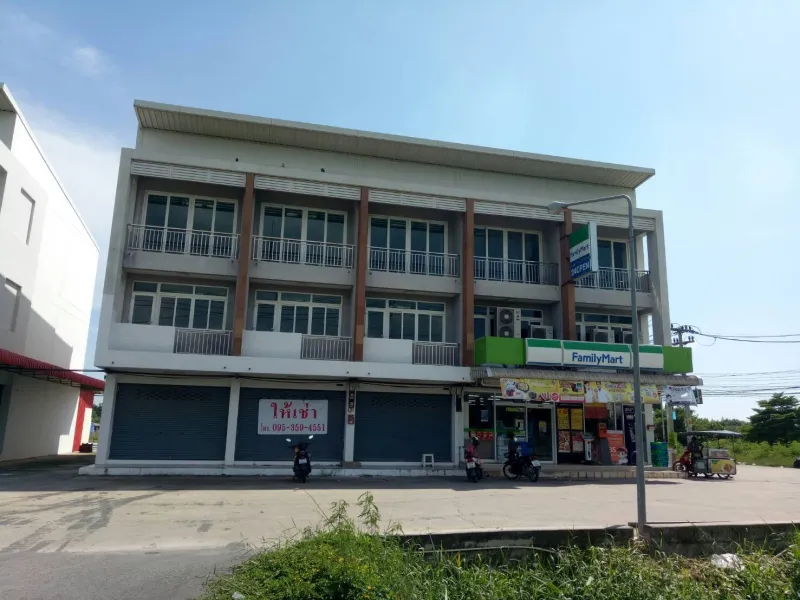 ให้เช่าตึกแถวสินสาคร ติด family mart หน้าหมู่บ้านซื่อตรงสารินและนิคมอุตสาหกรรมสินสาคร