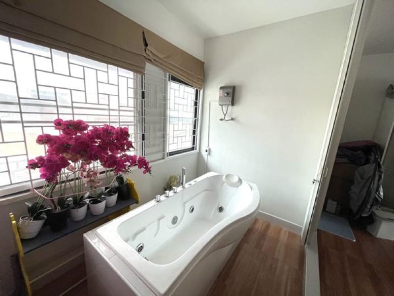 รูปที่8 ต้องการขายบ้านพร้อมที่ดิน ลาดสวาย ลำลูกกา ราคา 9,400,000 บาท