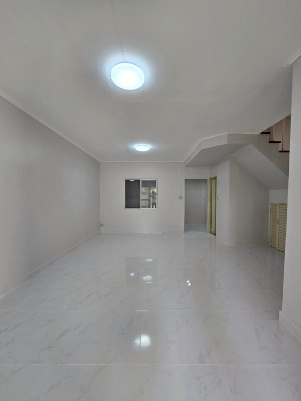รูปที่2 ต้องการขายทาวน์โฮม คลองสาม คลองหลวง ราคา 1,800,000 บาท