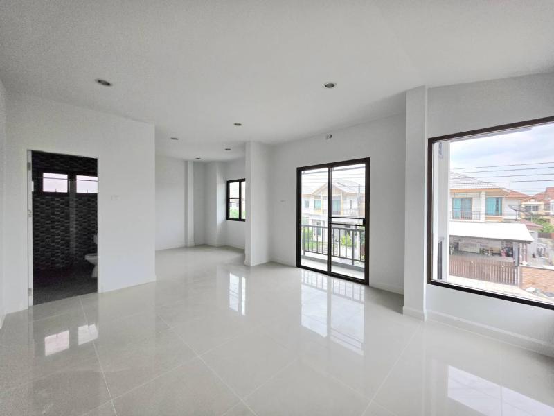 รูปที่8 ต้องการขายบ้านพร้อมที่ดิน ลาดสวาย ลำลูกกา ราคา 3,690,000 บาท