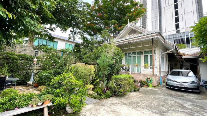 รูปที่2 ต้องการขายบ้านพร้อมที่ดิน บางจาก เขตพระโขนง ราคา 25,000,000 บาท
