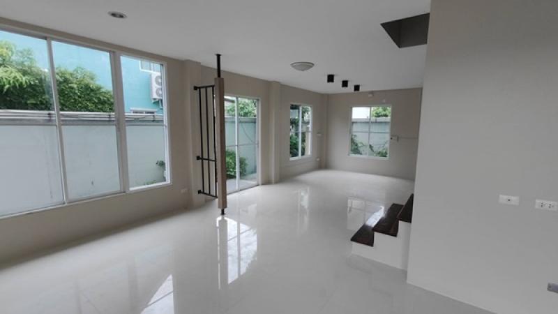 รูปที่3 ต้องการขายทาวน์โฮม ลาดสวาย ลำลูกกา ราคา 11,000 บาท