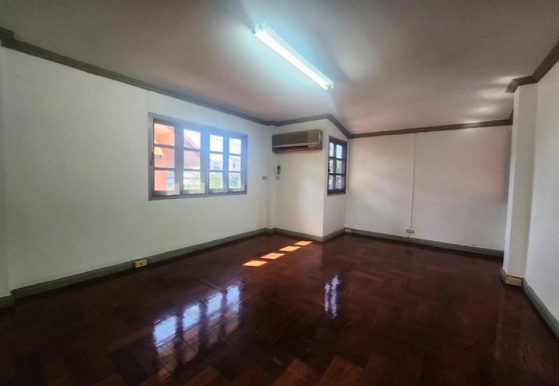 รูปที่5 ต้องการขายบ้านพร้อมที่ดิน หลักหก เมืองปทุมธานี ราคา 11,900,000 บาท