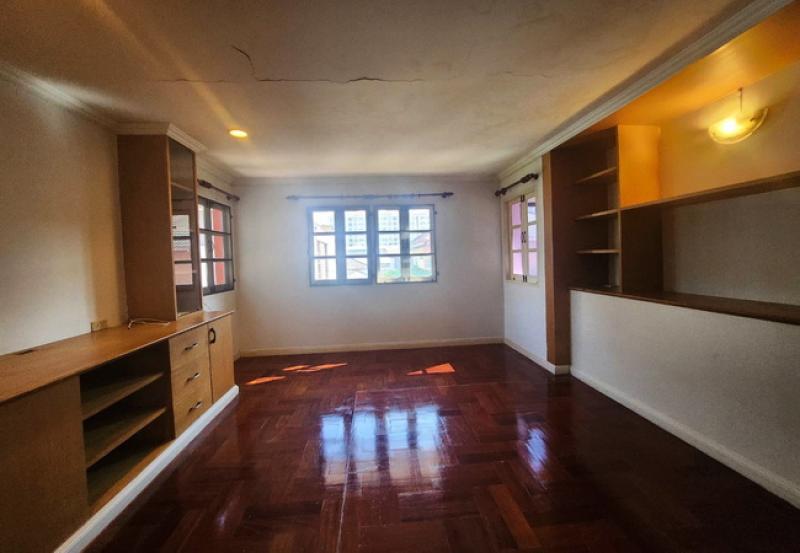 รูปที่6 ต้องการขายบ้านพร้อมที่ดิน หลักหก เมืองปทุมธานี ราคา 11,900,000 บาท