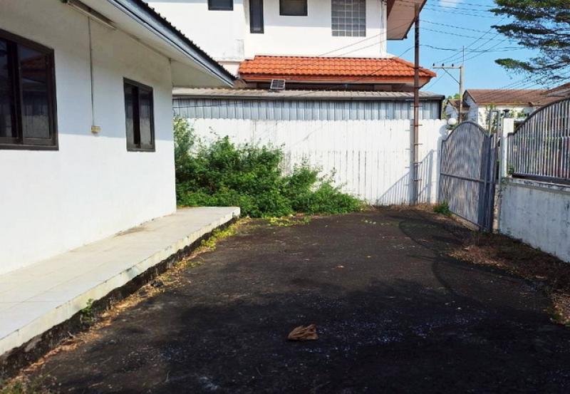 รูปที่4 ต้องการขายบ้านพร้อมที่ดิน คลองสี่ คลองหลวง ราคา 1,800,000 บาท