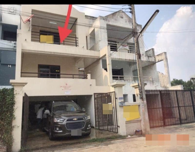 ขายทาวน์เฮ้าส์ 3 ชั้น 30 ตรว หมู่บ้านคลองหลวงโฮมเพลส ตรงข้ามแมคโครคลองหลวง โทร 0982251577