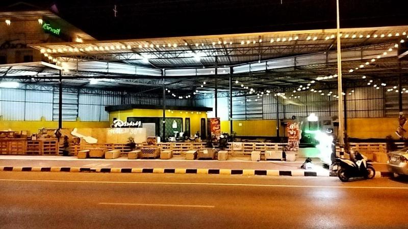 ปล่อยเช่าที่ร้าน พร้อม2ห้องกระจก 1ห้องน้ำ ติดถนนใหญ่ ถนนเมนไปอัมพวา