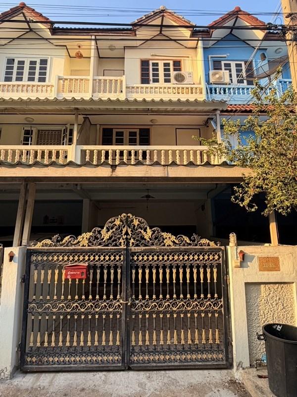 ให้เช่าทาวเฮ้าส์ 3 ชั้น หมู่บ้าน สินทวีแกรนด์วิลเลจน์ ใกล้ห้างเซ็นทรัลพระราม2 พร้อมอยู่ โทร 081-8218151