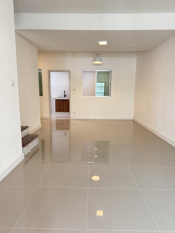 รูปที่2 ต้องการขายบ้านพร้อมที่ดิน ลาดสวาย ลำลูกกา ราคา 1,890,000 บาท