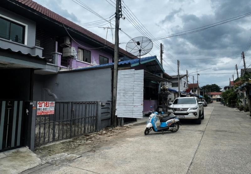 รูปที่2 ต้องการขายทาวน์โฮม ระแหง ลาดหลุมแก้ว ราคา 990,000 บาท
