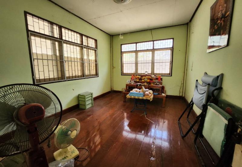 รูปที่3 ต้องการขายบ้านพร้อมที่ดิน สิงหนาท ลาดบัวหลวง ราคา 3,900,000 บาท
