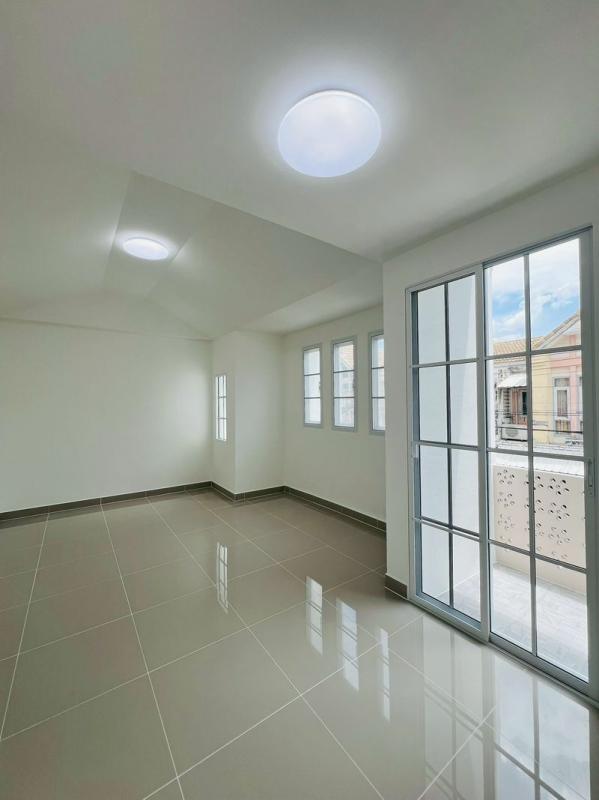 รูปที่6 ต้องการขายบ้านพร้อมที่ดิน ลาดสวาย ลำลูกกา ราคา 1,990,000 บาท