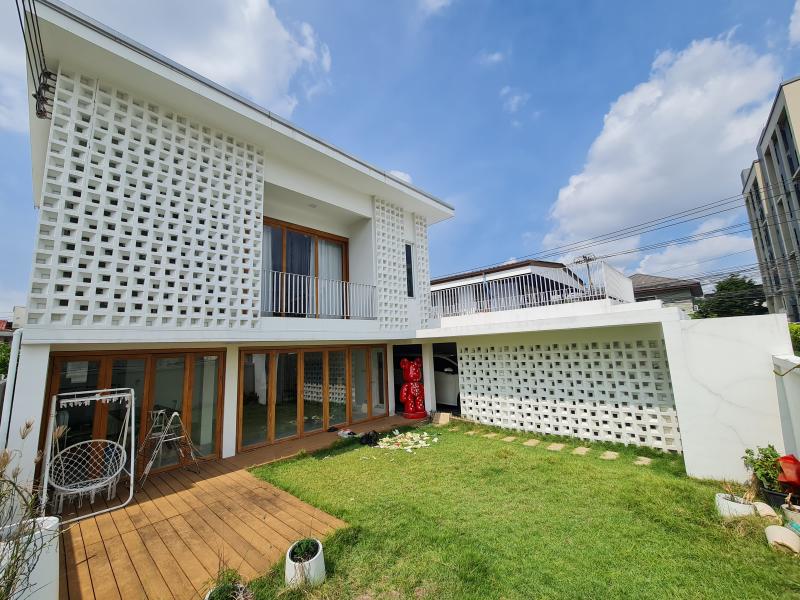 ขายด่วน (จะย้ายไปต่างประเทศ) บ้าน Renovated 60 ตรว. หมู่บ้านเสรี, รามคำแหง, พระราม 9, Minimal Style by Renos