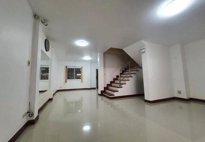 รูปที่5 ต้องการขายทาวน์โฮม ลาดสวาย ลำลูกกา ราคา 1,950,000 บาท