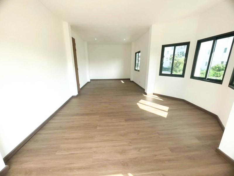 รูปที่4 ต้องการขายบ้านพร้อมที่ดิน คลองจั่น เขตบางกะปิ ราคา 9,990,000 บาท